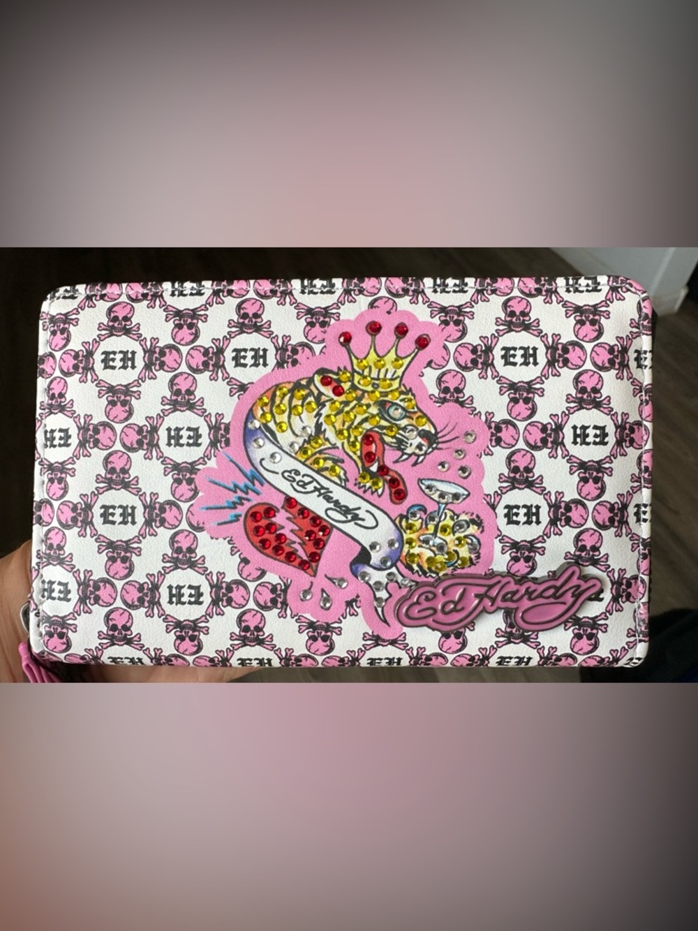 NWT Ed Hardy Pink Logo Print Wristlet Wallet with Tattoo Heart Motif - Picture 4 of 4
